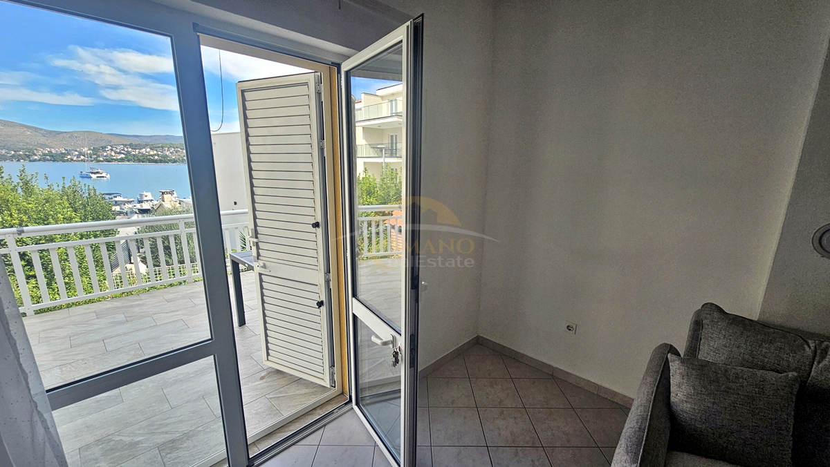 Casa con appartamenti a Okrug Gornji/Čiovo, seconda fila dal mare - 5 appartamenti